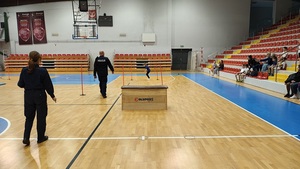 dzieci uczestniczące w teście sprawności fizycznej.