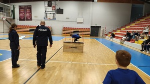 dzieci uczestniczące w teście sprawności fizycznej.