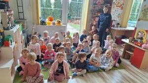 policjantka na zdjęciu grupowym z dziećmi z przedszkola.