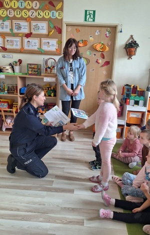 policjantka podczas spotkania z dziećmi w przedszkolu.