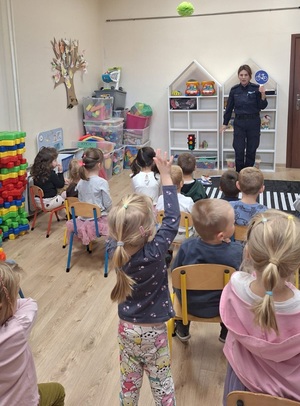 policjantka podczas spotkania z dziećmi w przedszkolu.