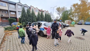 dzieci siedzące w radiowozie policyjnym.