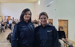 policjantki podczas spotkania z młodzieżą.