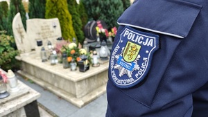 policjanci na grobach zmarłych funkcjonariuszy.