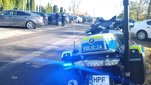 motocykl policyjny przy cmentarzu.
