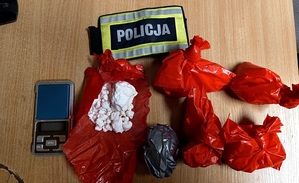 zabezpieczone narkotyki wraz z wagą.