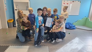 policjantka z dziećmi z przedszkola.