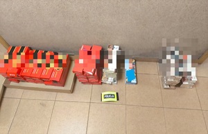 zabezpieczone przez policjantów papierosy bez polskich znaków akcyzy.