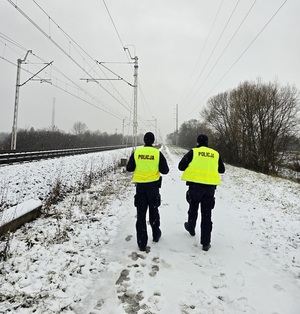 policjanci podczas działań TOR w rejonie torów kolejowych.