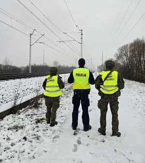 policjanci oraz żołnierze Wojsk Obrony Terytorialnej  podczas działań TOR w rejonie torów kolejowych.