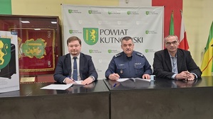 Komendant Powiatowy Policji wraz z władzami Powiatu kutnowskiego siedzą przy stole.