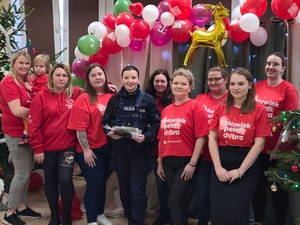 policjantka wraz z wolontariuszami Szlachetnej Paczki podczas wielkiego finału.