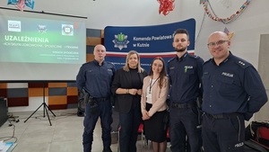 policjanci wraz z prelegentami podczas debaty.