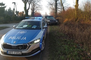 policjanci podczas zdarzenia drogowego w Sójkach.