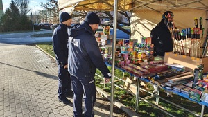 dzielnicowi kutnowskiej komendy kontrolują stoisko z fajerwerkami.