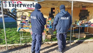 dzielnicowi kutnowskiej komendy kontrolują stoisko z fajerwerkami.