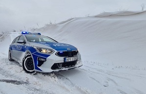 radiowóz policyjny w zimowej aurze.