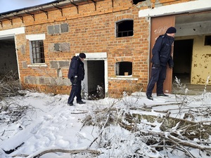 dzielnicowy sprawdza pustostan za osobami w kryzysie bezdomności.