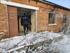dzielnicowy sprawdza pustostan za osobami w kryzysie bezdomności.