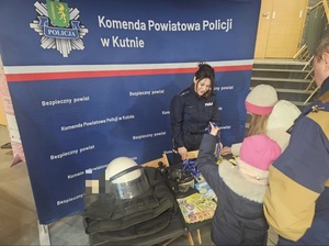 policjantka na stoisku profilaktyczno - promocyjnym podczas WOŚP.