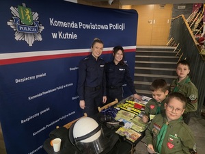 policjantki podczas WOŚP ze stoiskiem promocyjno - profilaktycznym.