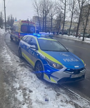 radiowóz policyjny wraz z karetką.