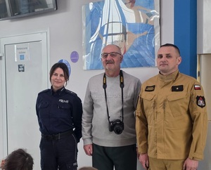 funkcjonariusze podczas spotkania z dziećmi w Aqaparku.