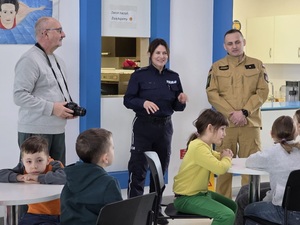 funkcjonariusze podczas spotkania z dziećmi w Aqaparku.