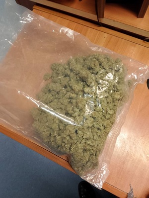 Pakunek foliowy z zawartościa marihuany.