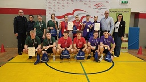 Zwycięskie drużyny na wspólnym zdajęciu .