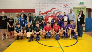 uczniowie podczas testu sprawności fizycznej.