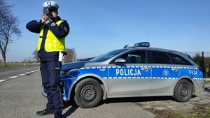 policjant kontrolujący prędkość na drodze