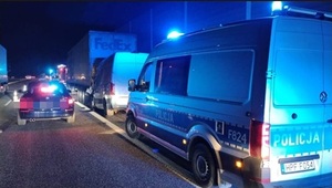 policjanci wykonujący swoje czynności na miejscu zdarzenia.