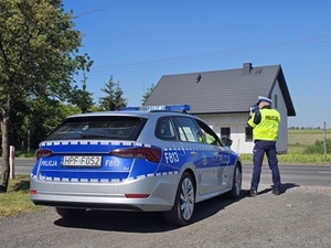 policjant kontrolujący prędkość na drodze.