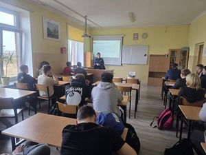 policjantka podczas spotkania z młodzieżą w szkole.