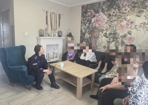 policjantka podczas spotkania z młodzieżą w szkole.