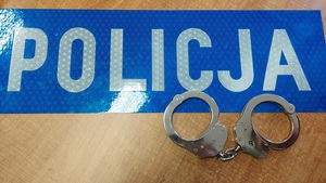 napis policja i kajdanki.