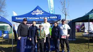 policjantki wraz z organizatorami biegu.