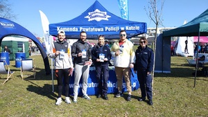 policjantki wraz z przyszłymi kandydatami do słuzby w policji.