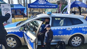 dzieci odwiedzające radiowoz policyjny.