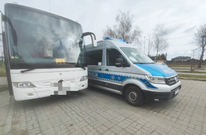 Policjanci kontrolujący autokar.