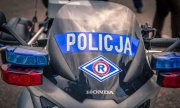 napis policja na motocyklu.