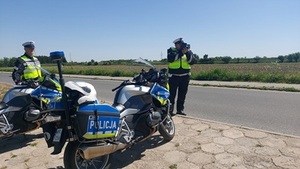 policjanci kontrolujący prędkość na drodze.