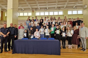 uczestnicy turnieju w sali gimnastycznej.