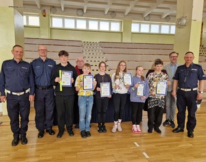 uczestnicy turnieju w sali gimnastycznej.