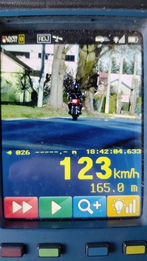 zdjęcie motocyklisty, który przekroczył dozwoloną prędkość.