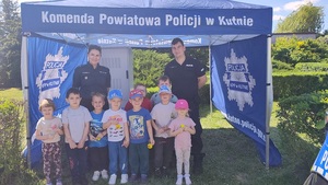 policjanci z dziećmi na stoisku policyjnym.