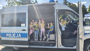 dzieci w radiowozie policyjnym.