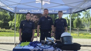 policjanci na stoisku promocyjnym.