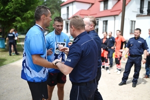 policjanci otrzymujący medal za drugie miejsce w biegu.